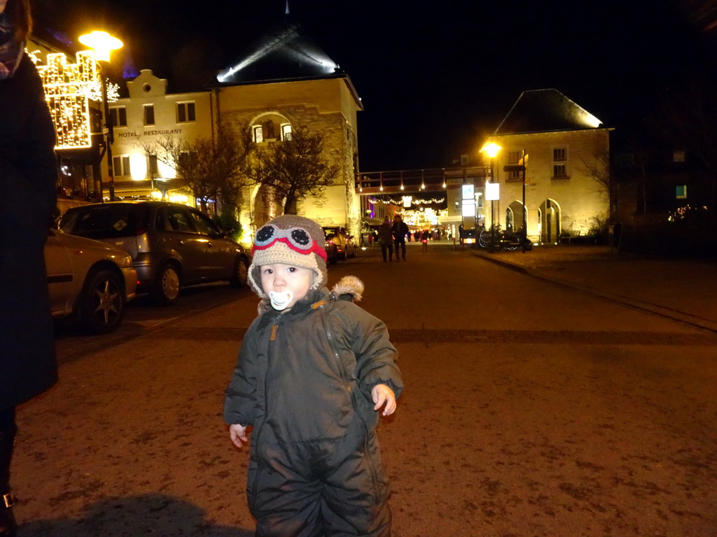 Max at the Berkelstraat street and the Berkelpoort gate, by night