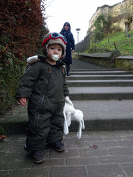 Miaomiao and Max at the staircase at the Van Meijlandstraat street and the ruins of Valkenburg Castle