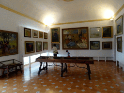 Miaomiao and Max with paintings at the Museu Municipal de Valldemossa