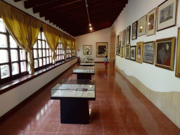 Max with paintings at the upper floor of the Museu Municipal de Valldemossa