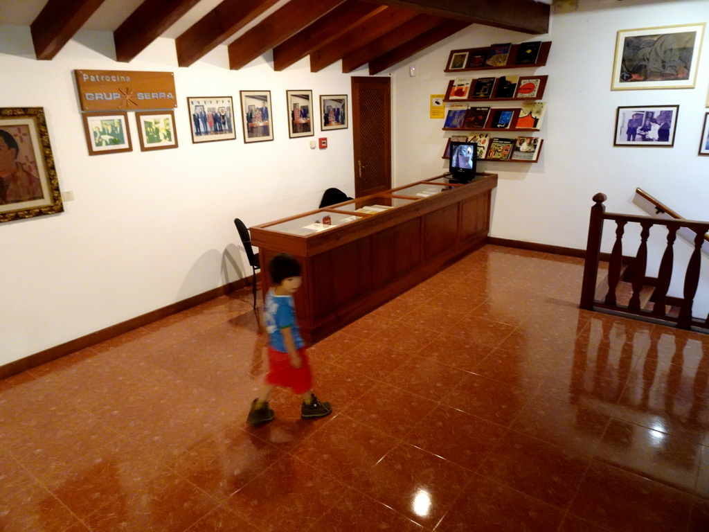 Max at the upper floor of the Museu Municipal de Valldemossa