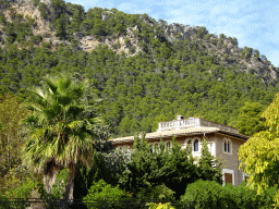 Large house and mountains at the north side of the town, viewed from the Carrer de la Venerable Sor Aina street