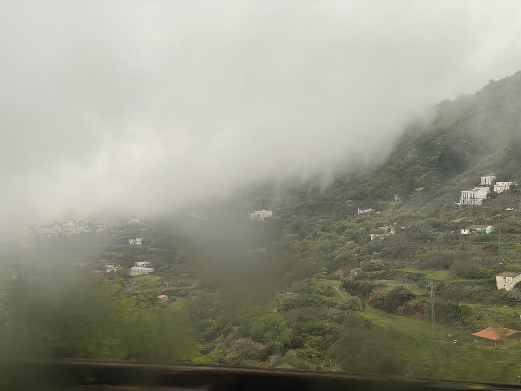 Hills and houses on the west side of town, viewed from the tour bus on the GC-15 road