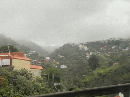 Hills and houses on the west side of town, viewed from the tour bus on the GC-15 road