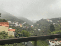 Hills and houses on the west side of town, viewed from the tour bus on the GC-15 road