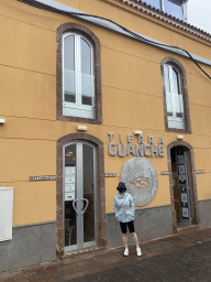 Miaomiao in front of the Tierra Guanche restaurant at the Calle José Gil Rivero street