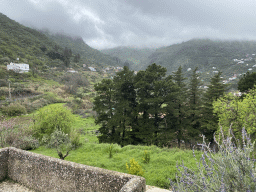 Hills and houses at the west side of town, viewed from the Calle José Gil Rivero street