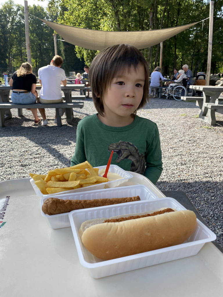 Max having lunch at the terrace of the restaurant at Zoo Veldhoven