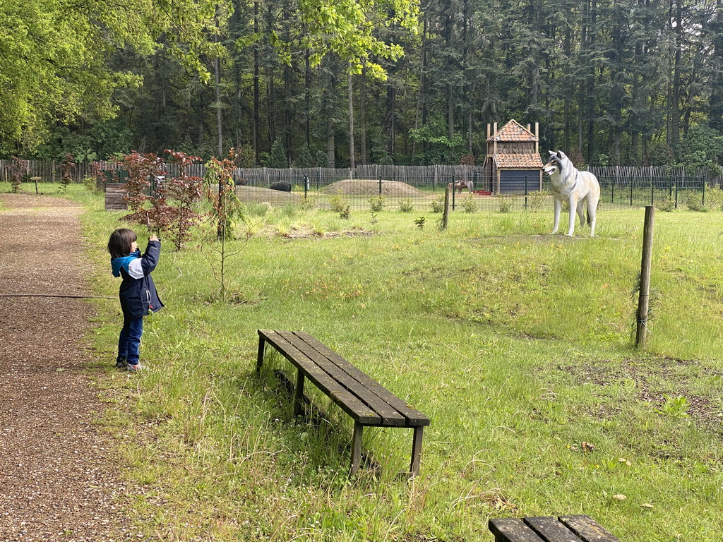 Max making a photo of the Wolf statue at Zoo Veldhoven