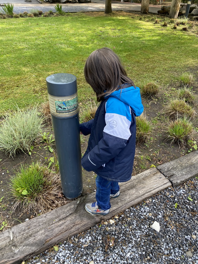 Max with a sign at the entrance path to Zoo Veldhoven