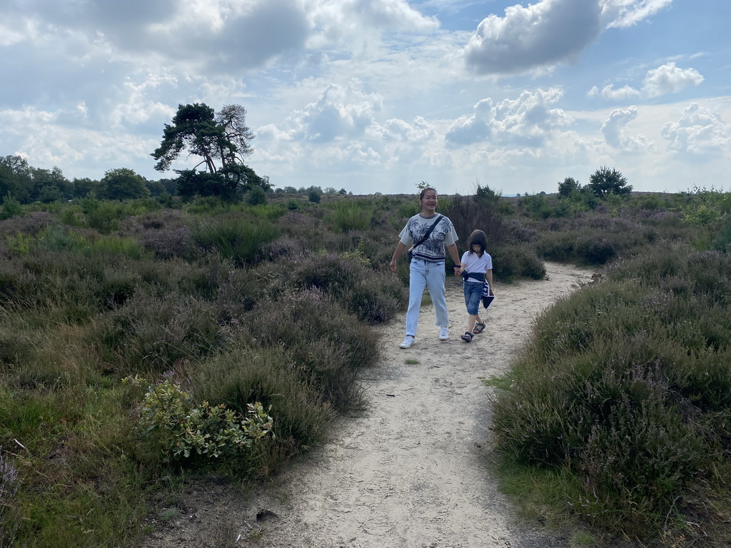 Miaomiao and Max with trees and purple heather on the north side of the Posbank hill