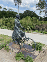 Statue `Koningin op de fiets` in front of Pavilion De Posbank