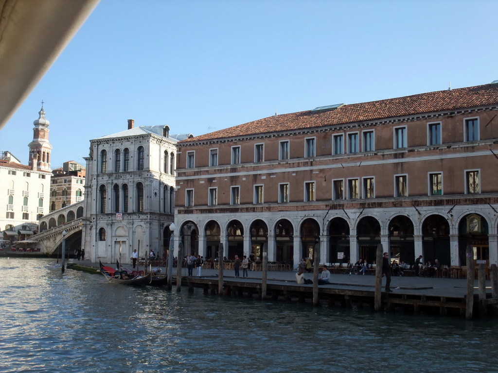 The tower of the San Bartolomeo church, the Ponte di Rialto bridge, the Palazzo dei Camerlenghi palace and the Fabbriche Nuove building, viewed from the Canal Grande ferry