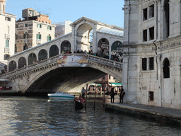 Gondola and the Ponte di Rialto bridge, viewed from the Canal Grande ferry