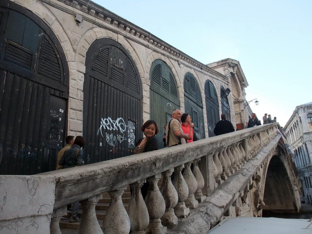 Miaomiao at the Ponte di Rialto bridge over the Canal Grande