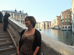 Miaomiao at the Ponte di Rialto bridge over the Canal Grande