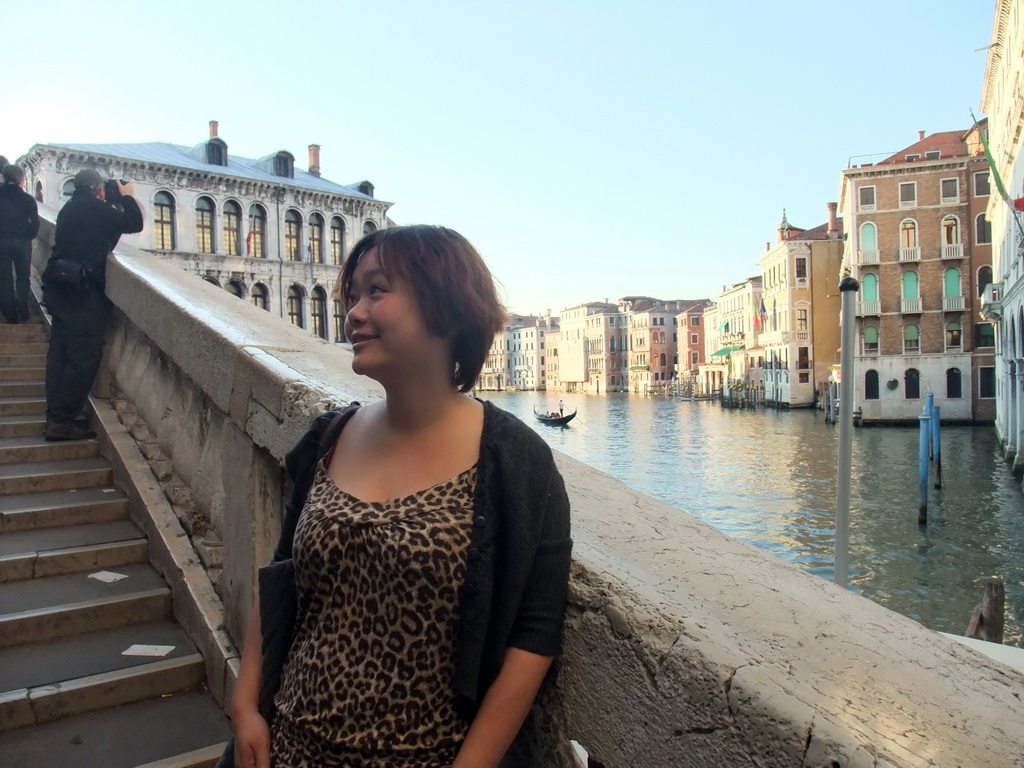 Miaomiao at the Ponte di Rialto bridge over the Canal Grande