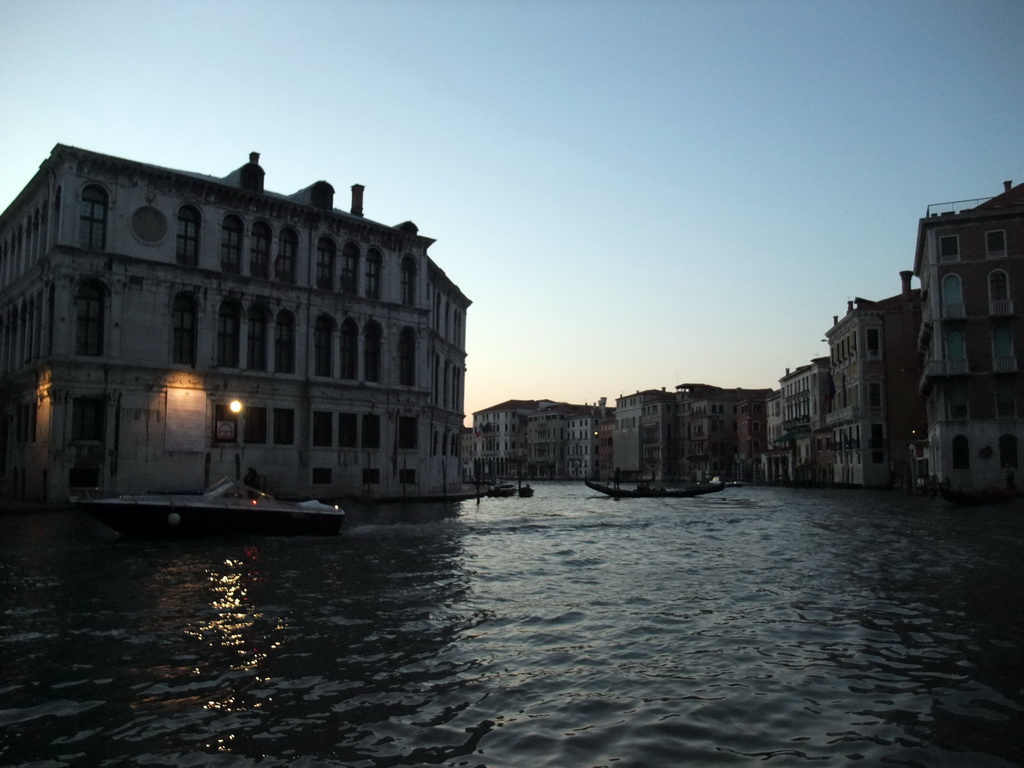 The Canal Grande and the Palazzo dei Camerlenghi palace, at sunset