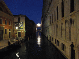 The Ponte dei Sospiri bridge (Bridge of Sighs) over the Rio de Palazzo o de Canonica canal, viewed from the Ponte de la Canonica bridge, by night