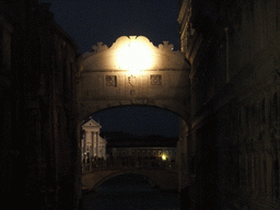 The Ponte dei Sospiri bridge over the Rio de Palazzo o de Canonica canal, viewed from the Ponte de la Canonica bridge, by night