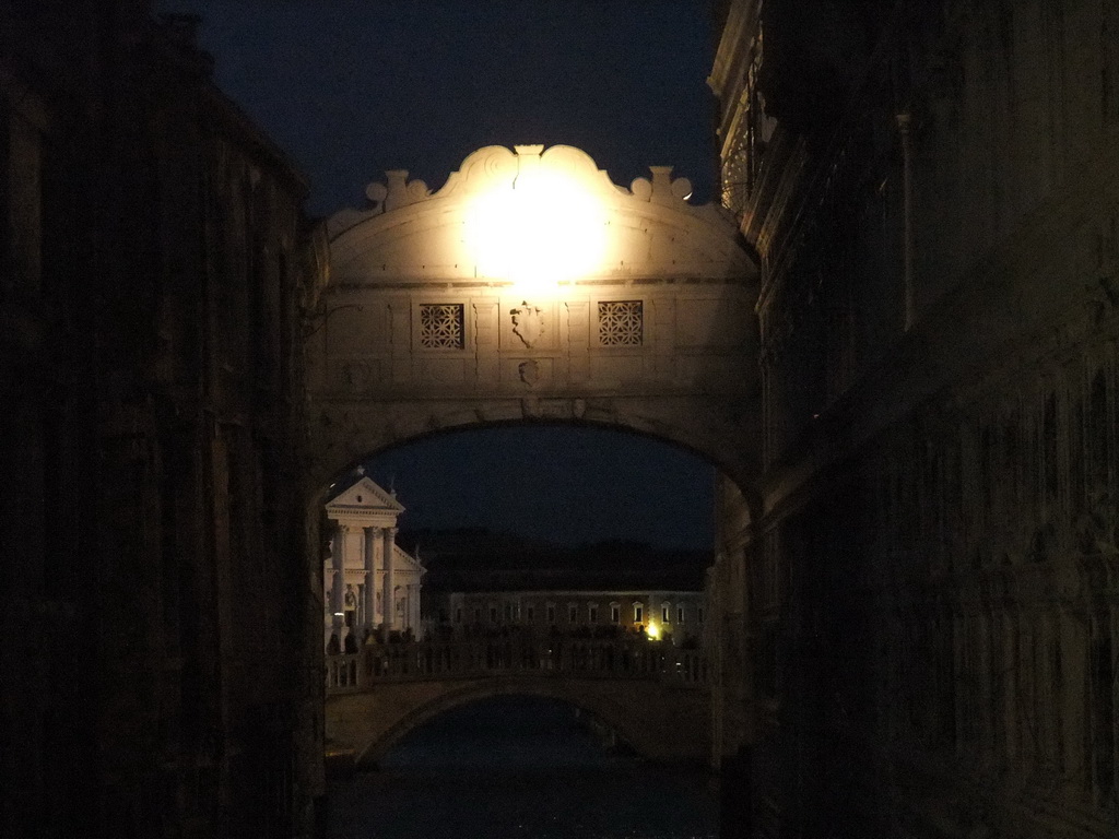 The Ponte dei Sospiri bridge over the Rio de Palazzo o de Canonica canal, viewed from the Ponte de la Canonica bridge, by night