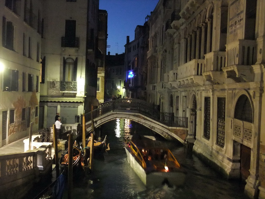 The Ponte Cappello bridge over the Rio de Palazzo o de Canonica canal, viewed from the Ponte de la Canonica bridge, by night