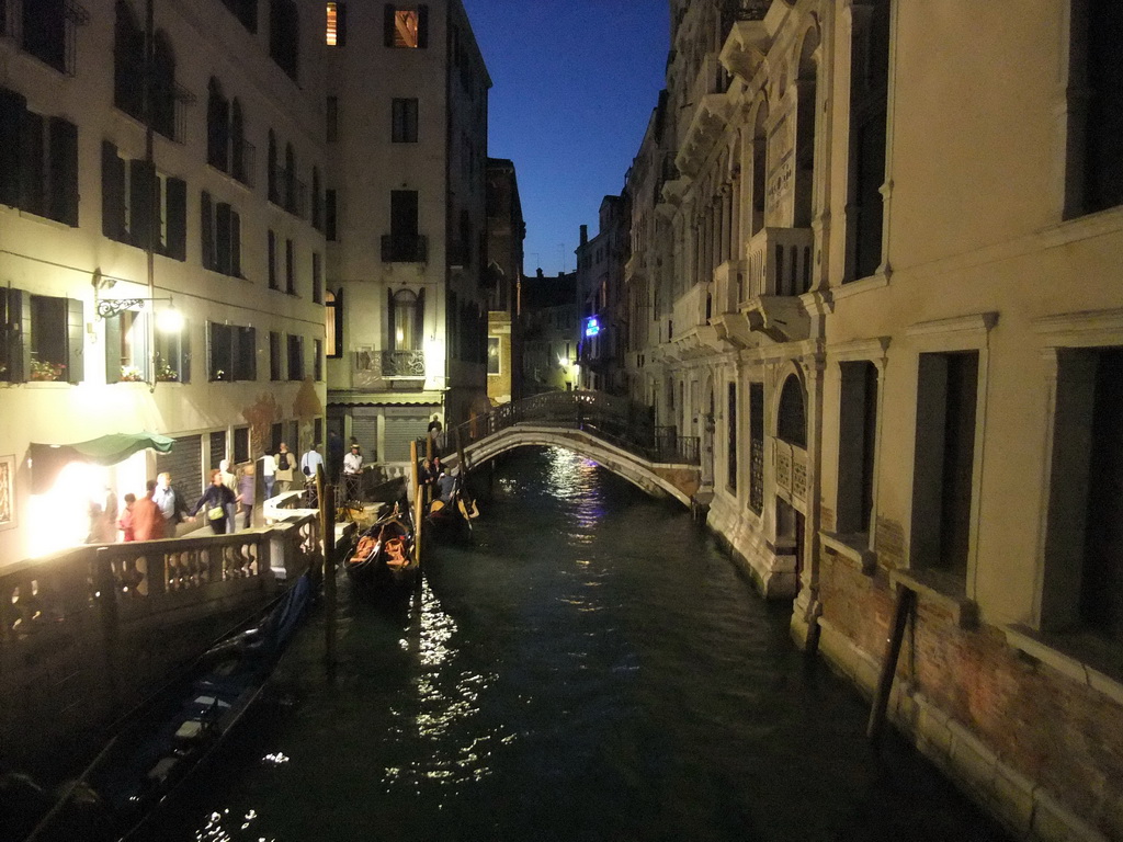 The Ponte Cappello bridge over the Rio de Palazzo o de Canonica canal, viewed from the Ponte de la Canonica bridge, by night