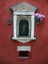 Small niche with a painting of St. Mary at the Calle dei Amai street