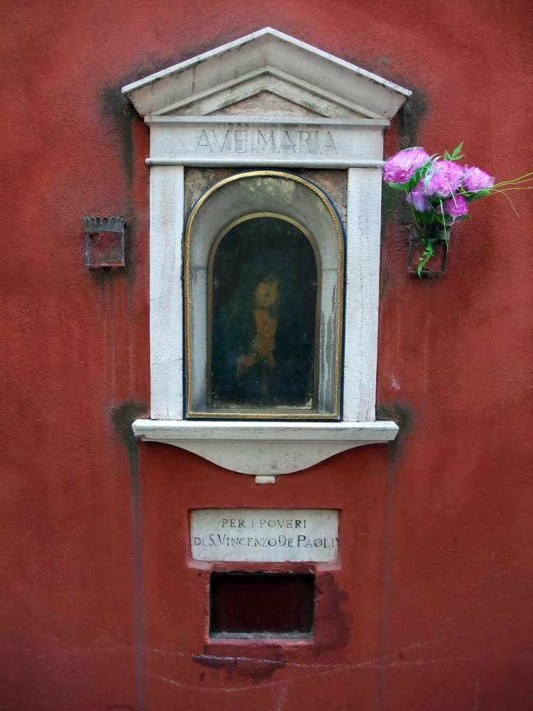 Small niche with a painting of St. Mary at the Calle dei Amai street