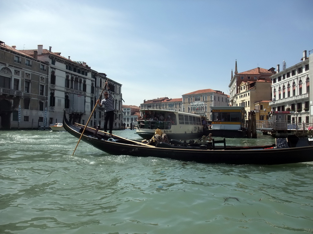 Gondola and boats in the Canal Grande, viewed from the gondola ferry from the San Tomà district to the San Samuel district