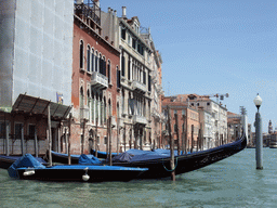 Gondolas in the Canal Grande, viewed from the gondola ferry from the San Tomà district to the San Samuel district