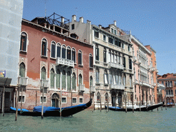 Gondolas in the Canal Grande, viewed from the gondola ferry from the San Tomà district to the San Samuel district