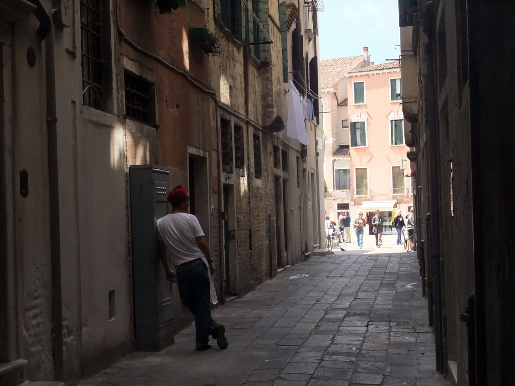 Pizza maker taking a break at the Calle Pasqualigo Detta de l`Ogio street