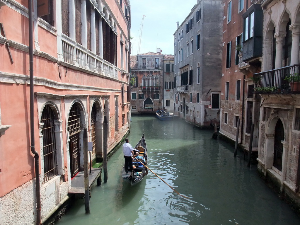 The Rio dei Barcaroli canal, viewed from the Ponte di Piscina di Frezzaria bridge