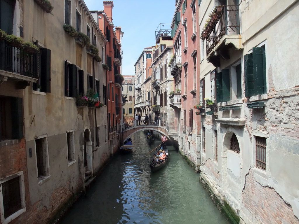 The Ponte dei Barcaroli o del Cuoridoro bridge over the Rio dei Barcaroli canal, viewed from the Ponte di Piscina di Frezzaria bridge