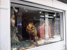 Golden lion statue in the window of a shop at the Calle Frezzeria street