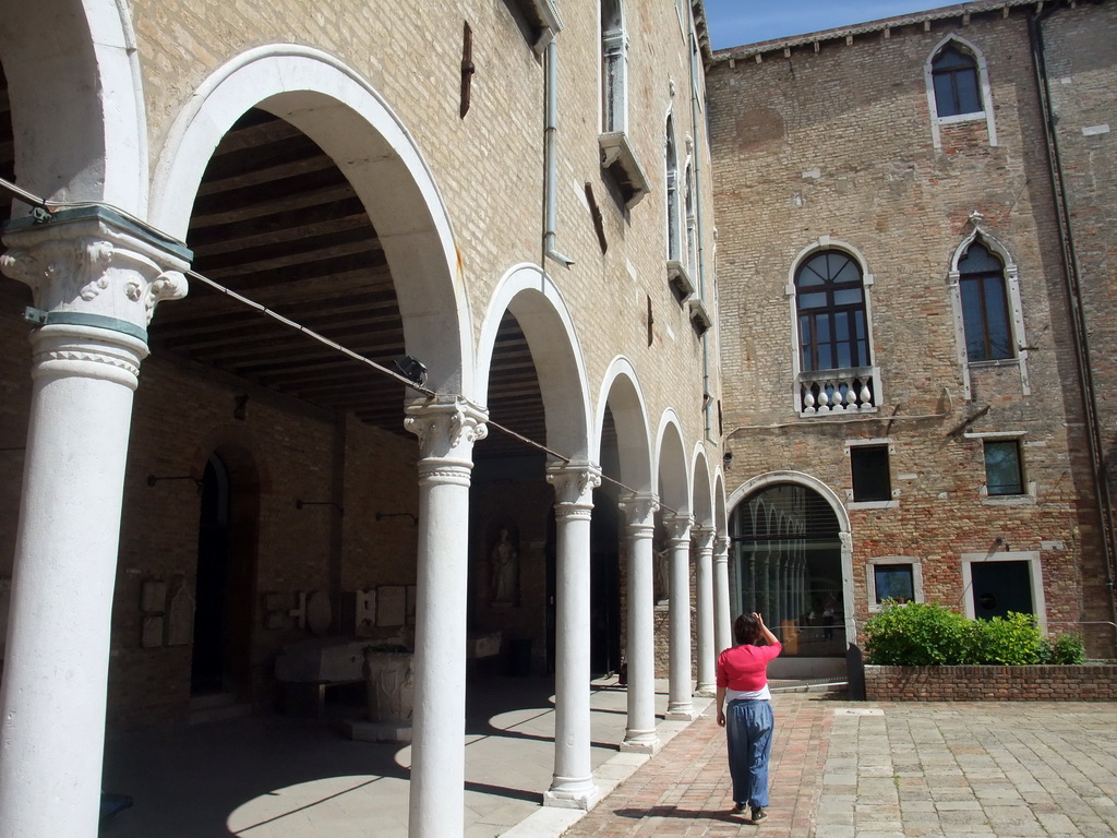 Miaomiao at the inner square of the Museo del Vetro museum at the Murano islands