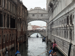 The Ponte dei Sospiri bridge and the Ponte della Paglia bridge over the Rio de Palazzo o de Canonica river, viewed from the Ponte de la Canonica bridge