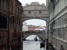 The Ponte dei Sospiri bridge and the Ponte della Paglia bridge over the Rio de Palazzo o de Canonica river, viewed from the Ponte de la Canonica bridge