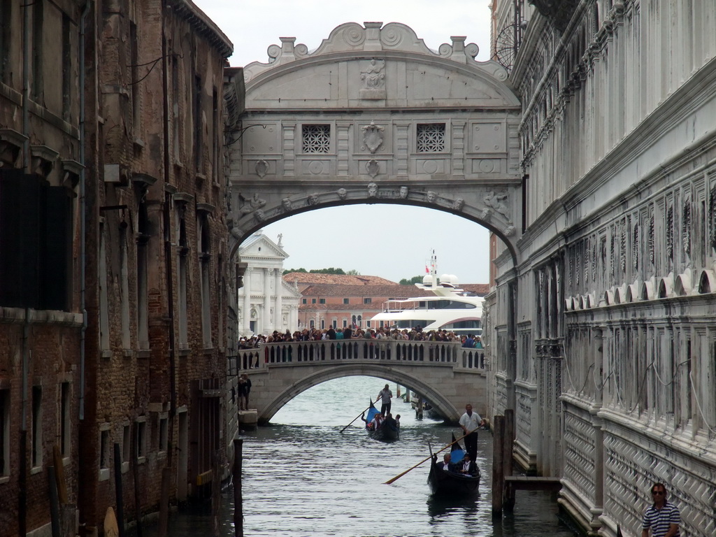 The Ponte dei Sospiri bridge and the Ponte della Paglia bridge over the Rio de Palazzo o de Canonica river, viewed from the Ponte de la Canonica bridge