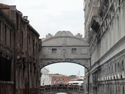 The Ponte dei Sospiri bridge and the Ponte della Paglia bridge over the Rio de Palazzo o de Canonica river, viewed from the Ponte de la Canonica bridge