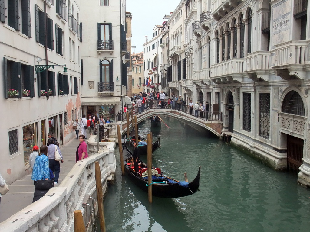 The Ponte Cappello bridge over the Rio de Palazzo o de Canonica river, viewed from the Ponte de la Canonica bridge