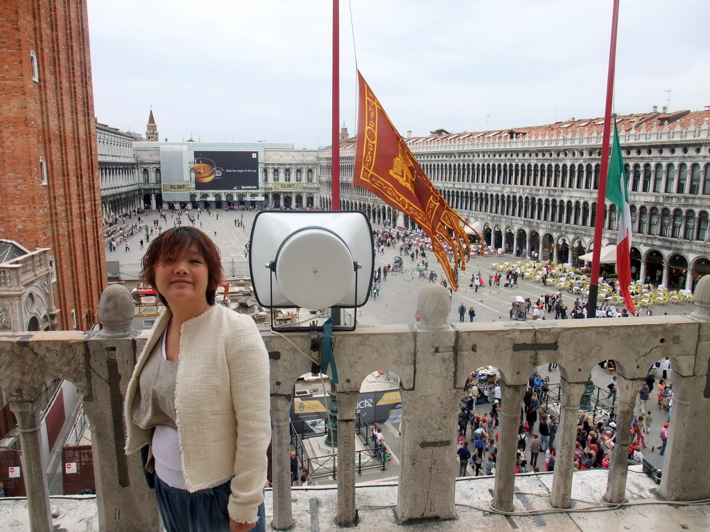 Miaomiao at the loggia of the Basilica di San Marco church, with a view on the Venetian and Italian flags and the Piazza San Marco square with the Procuratie Nuove building, the Napoleonic Wing of the Procuraties building, the Procuratie Vecchie building and the Campanile Tower of the Basilica di San Marco church