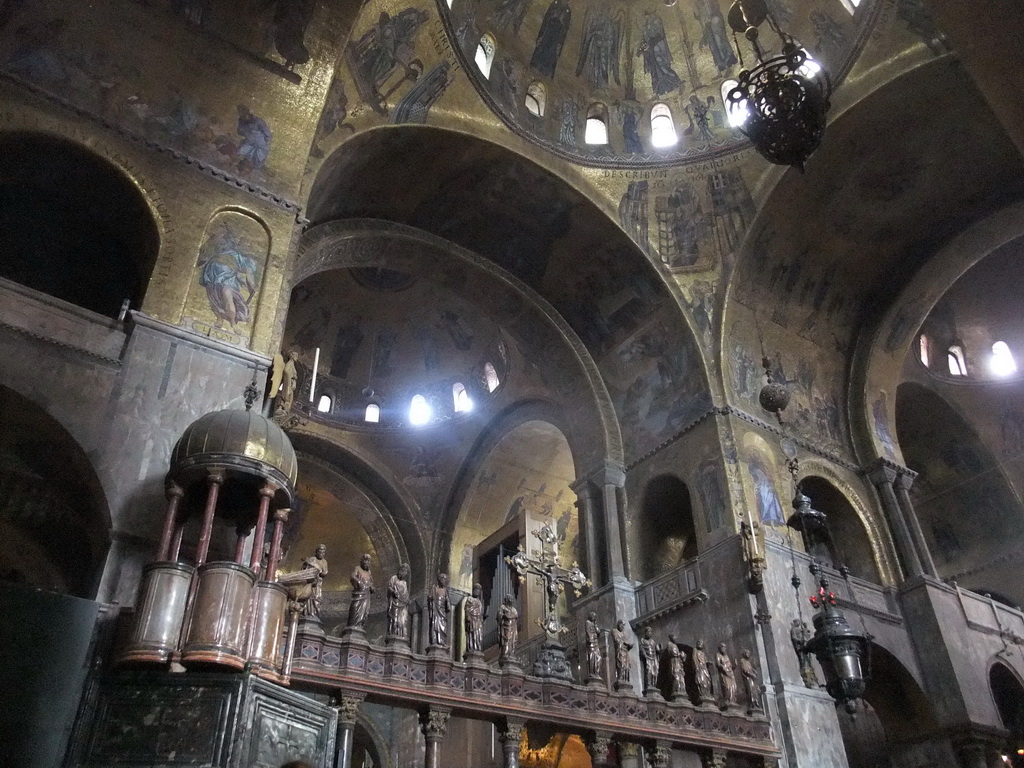 The pulpit, choir and apse of the Basilica di San Marco church