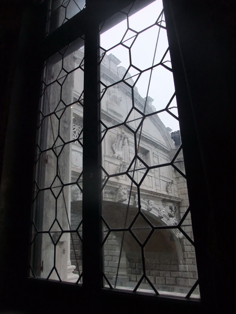Grated window at the upper floor of the Palazzo Ducale, with a view on the Ponte dei Sospiri bridge