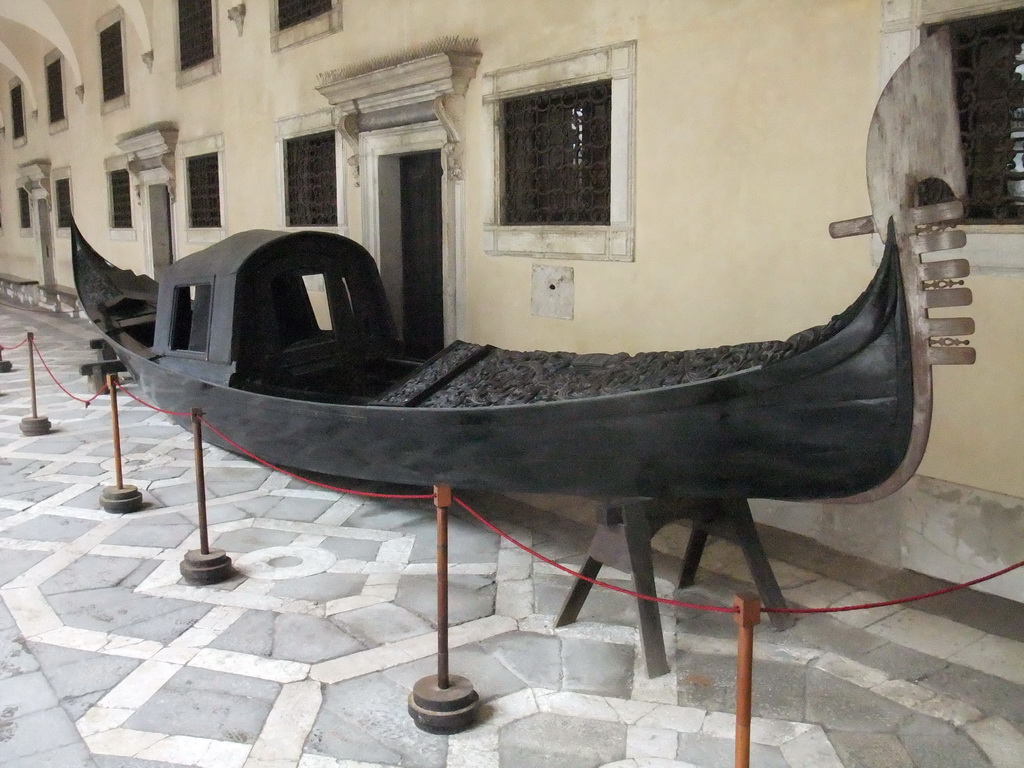 Gondola at the Courtyard of the Palazzo Ducale palace with one well