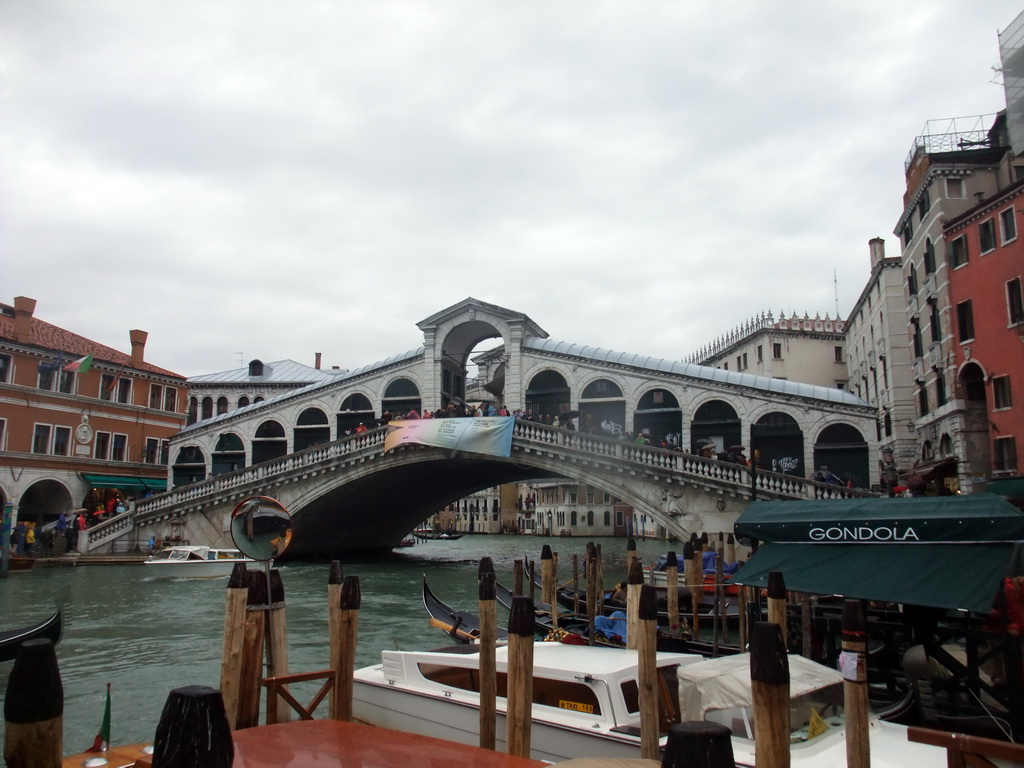 Gondolas and the Ponte di Rialto bridge over the Canal Grande, viewed from the Rialto ferry stop