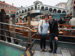 Tim and Miaomiao at the Rialto ferry stop, with a view on the Ponte di Rialto bridge over the Canal Grande