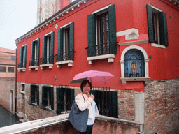 Miaomiao at the Ponte de la Pazienze bridge over the Rio de San Barnaba river, with a view on a building at the Calle Pazienza street and the Campanile tower of the Santa Maria dei Carmini church