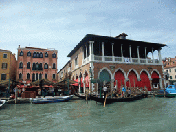 Boats, the Rialto Pescheria fish market and the Campo della Pescaria square, viewed from the Canal Grande ferry